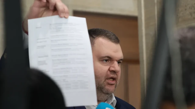 peevski-pokaza-spisak-na-vsichki-kasieri-na-mistar-kesh-v-energetikata